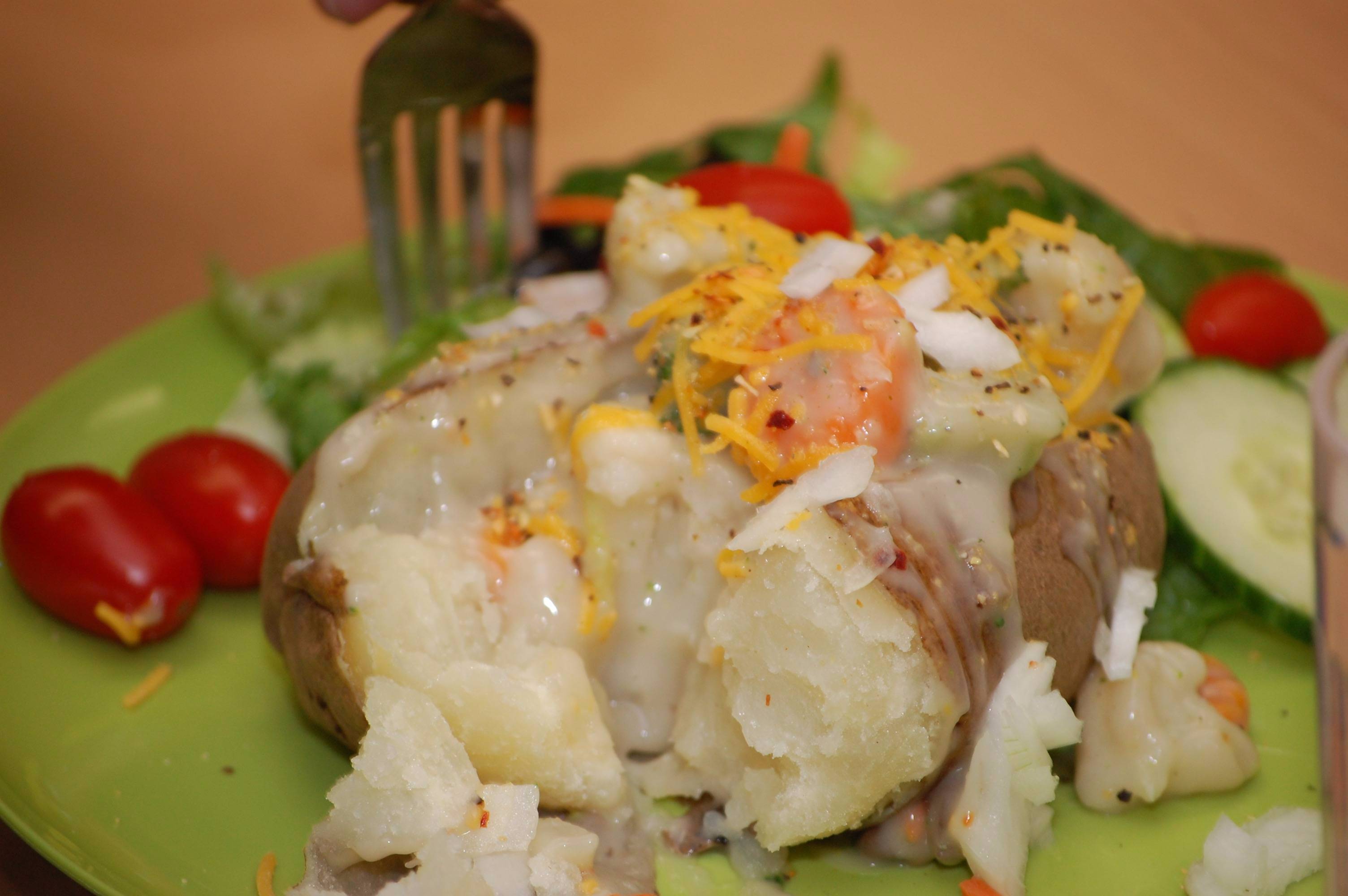 EASY VEGGIE-TOPPED BAKED SPUD